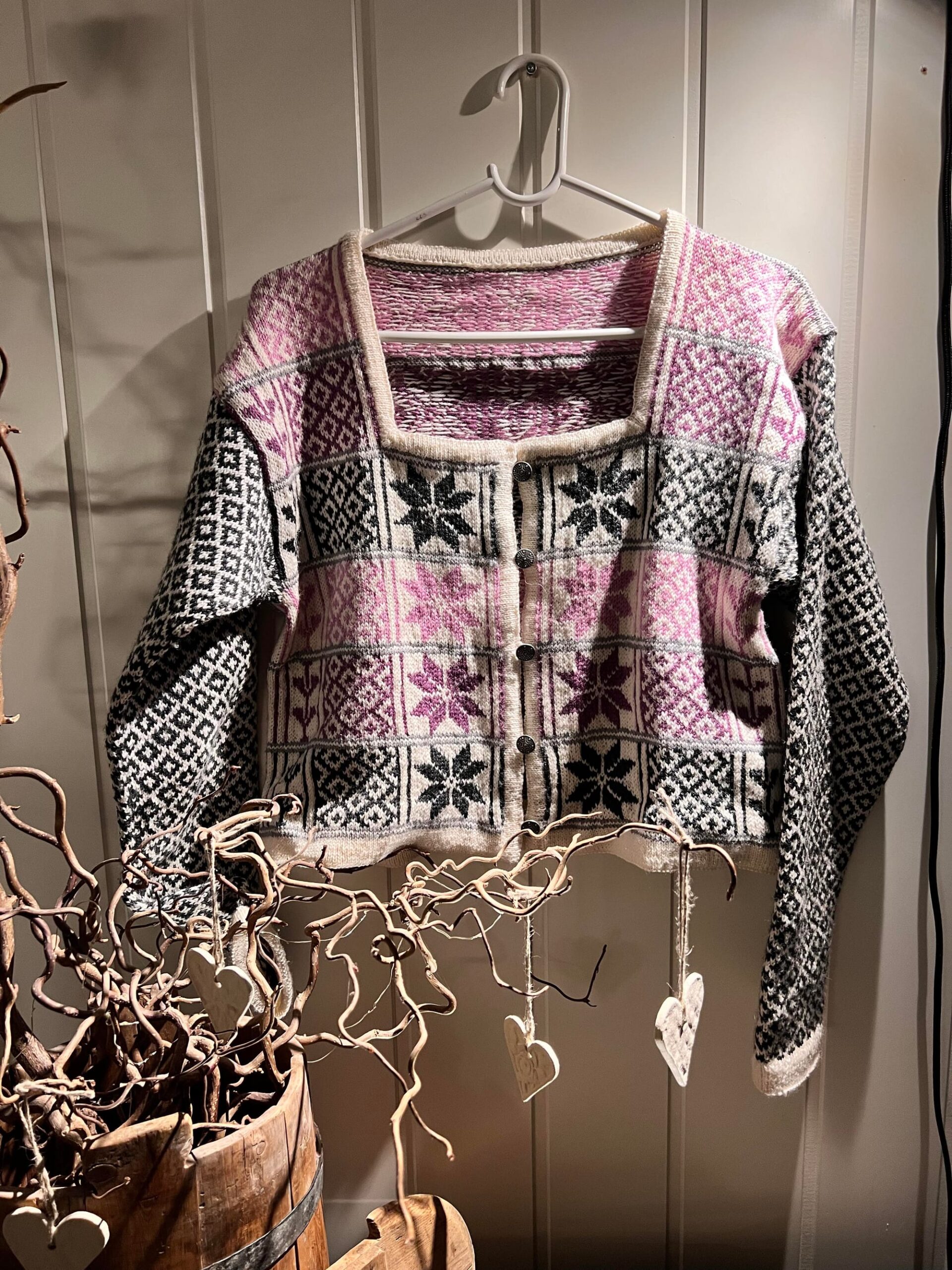Strikkepakke Ulvik rose jakke og gensar 1